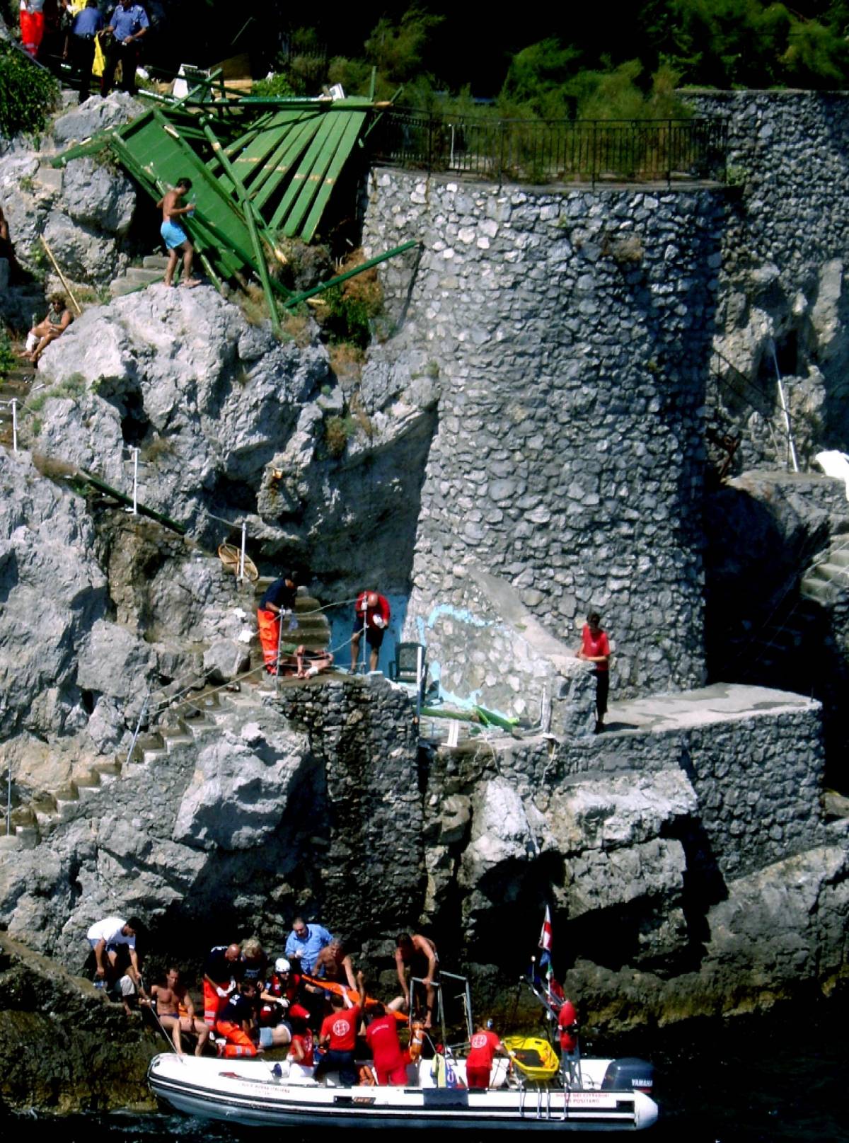 Amalfi, terrazza crollata: un morto