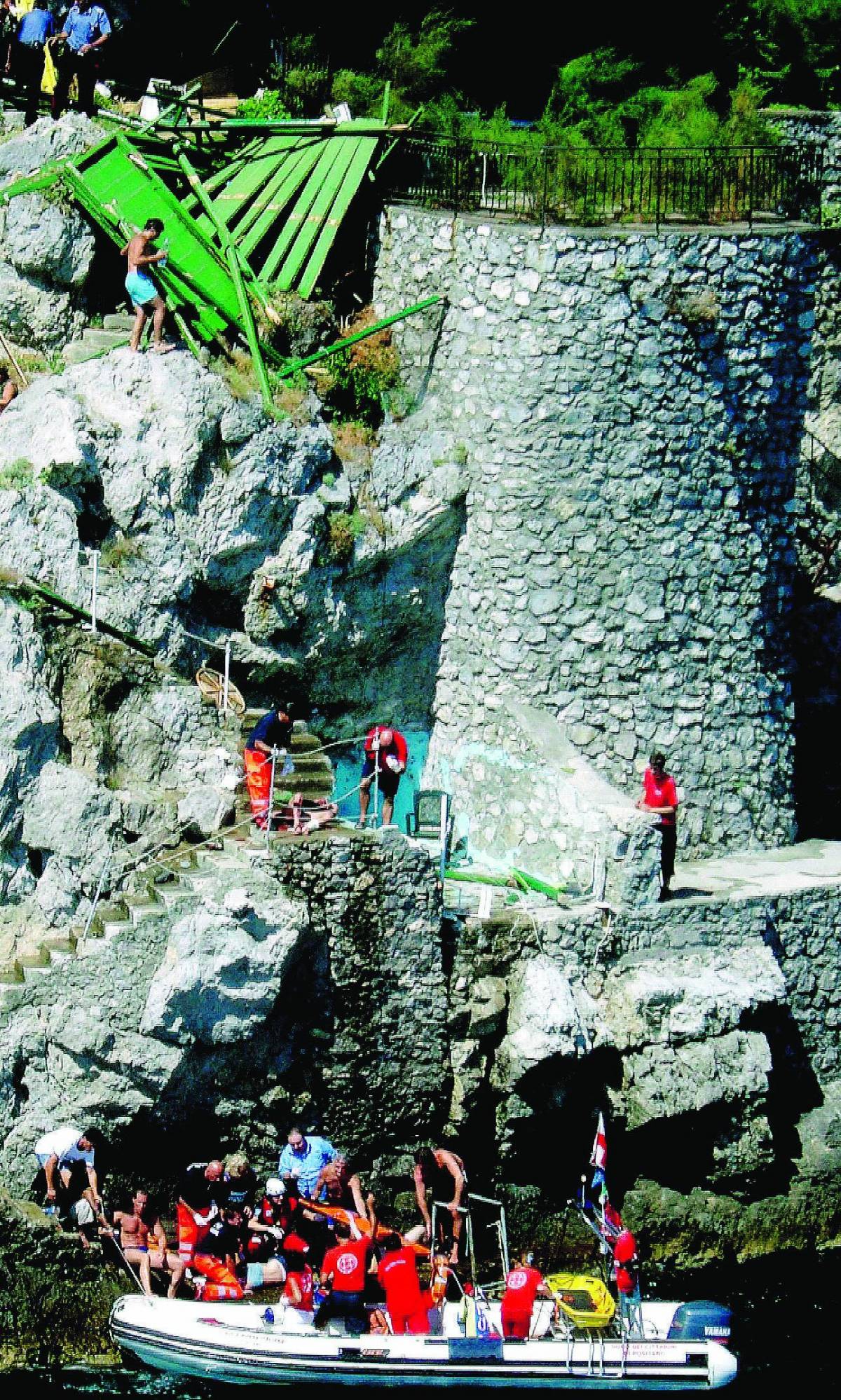 Abusiva la terrazza della morte. I sindaci: normale