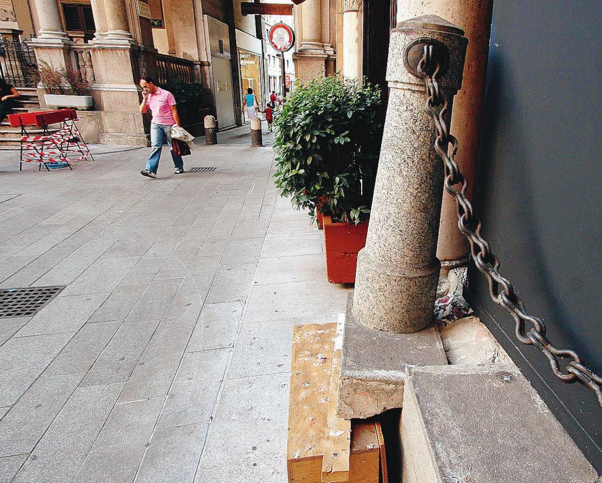 Piazza Mercanti: graffiti, barboni e crepe nel loggiato del ’300