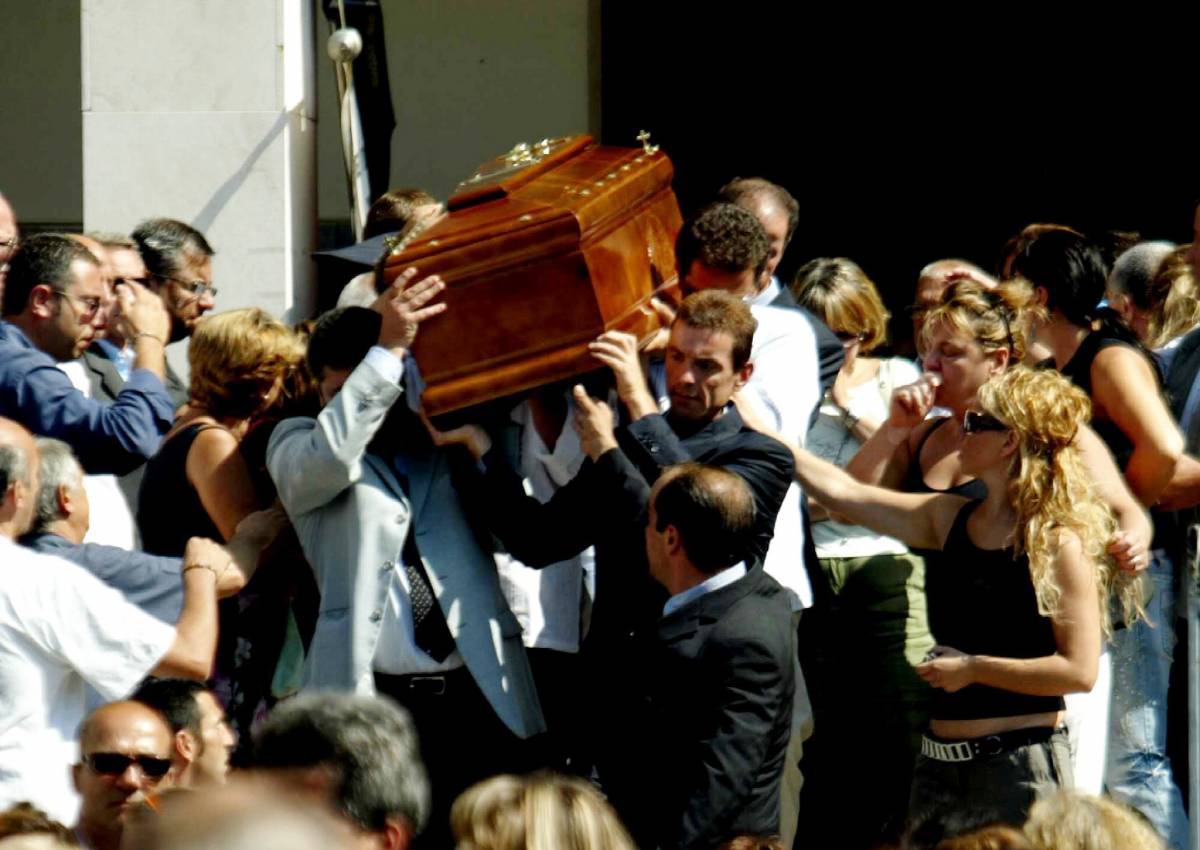 Crollo terrazza, funerali della vittima. Ma non c'è posto al cimitero