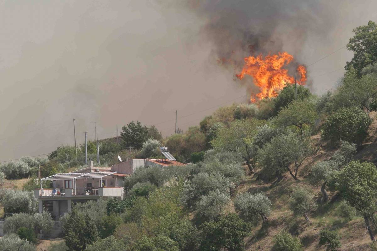 Assedio di fuoco a Cefalù. Il dramma di una città senza acqua e soccorsi