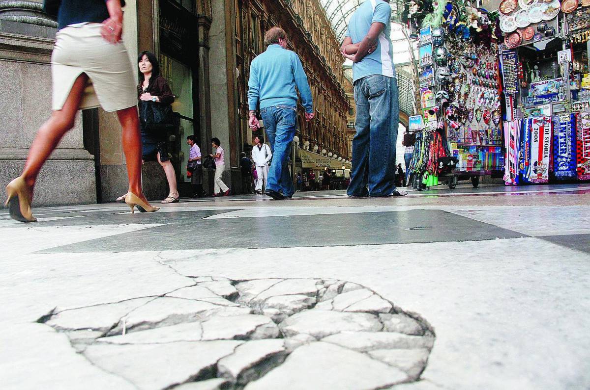 Il salotto del degrado, buche anche in Galleria