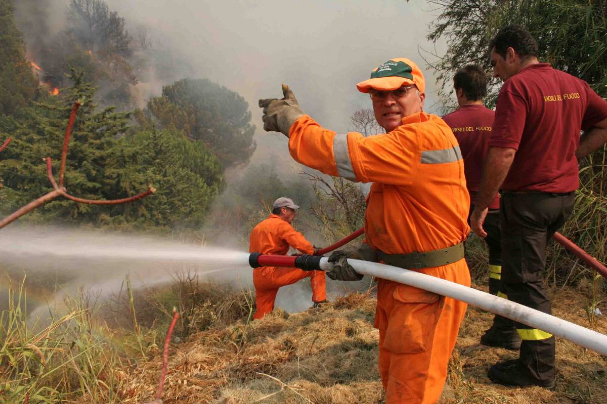 Cuffaro accusa i forestali: la paga cresce con i roghi