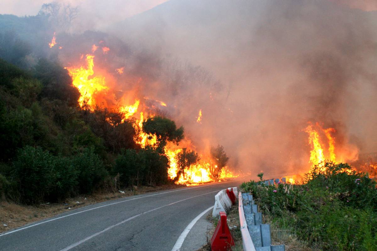 Patti, fermati alcuni sospetti. E l’Italia continua a bruciare