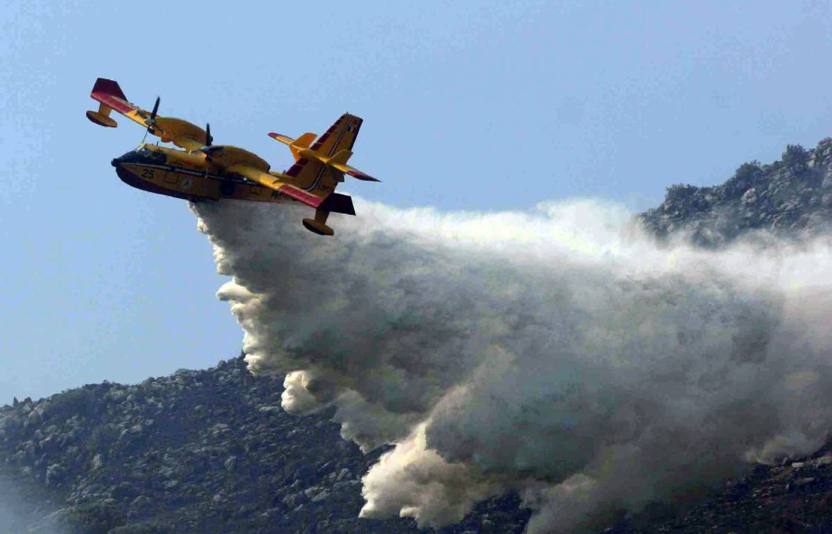 Allarme incendi al Sud 
14 intossicati a Palermo