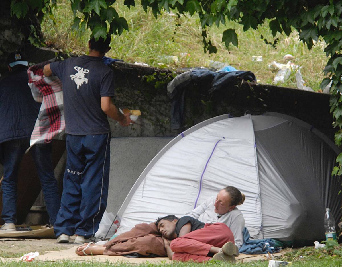 Nei giardini di Brignole i barboni piantano le tende