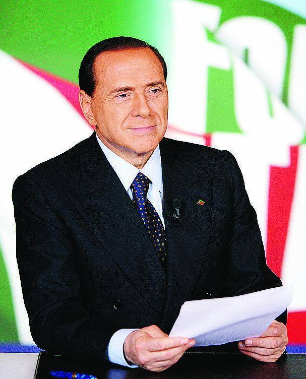Berlusconi sprona gli azzurri: «Io al 63%, Prodi in picchiata»