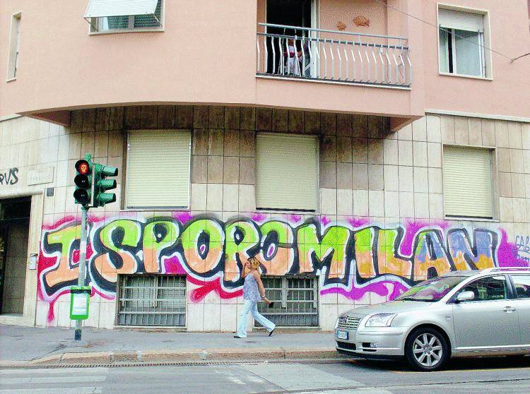 Piazza Vesuvio imbrattata, ecco l’arte dei writers