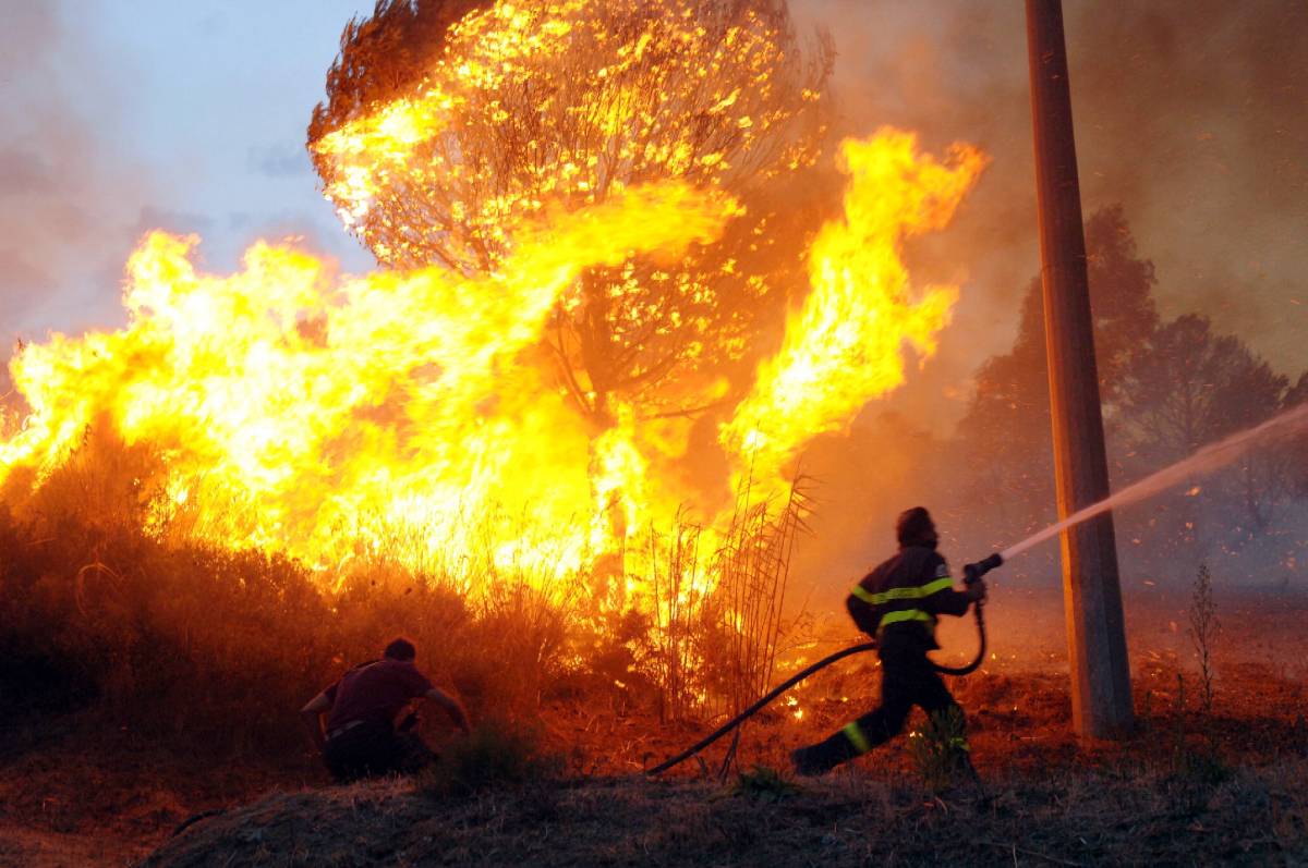 Incendi, evacuato un campeggio nel Gargano