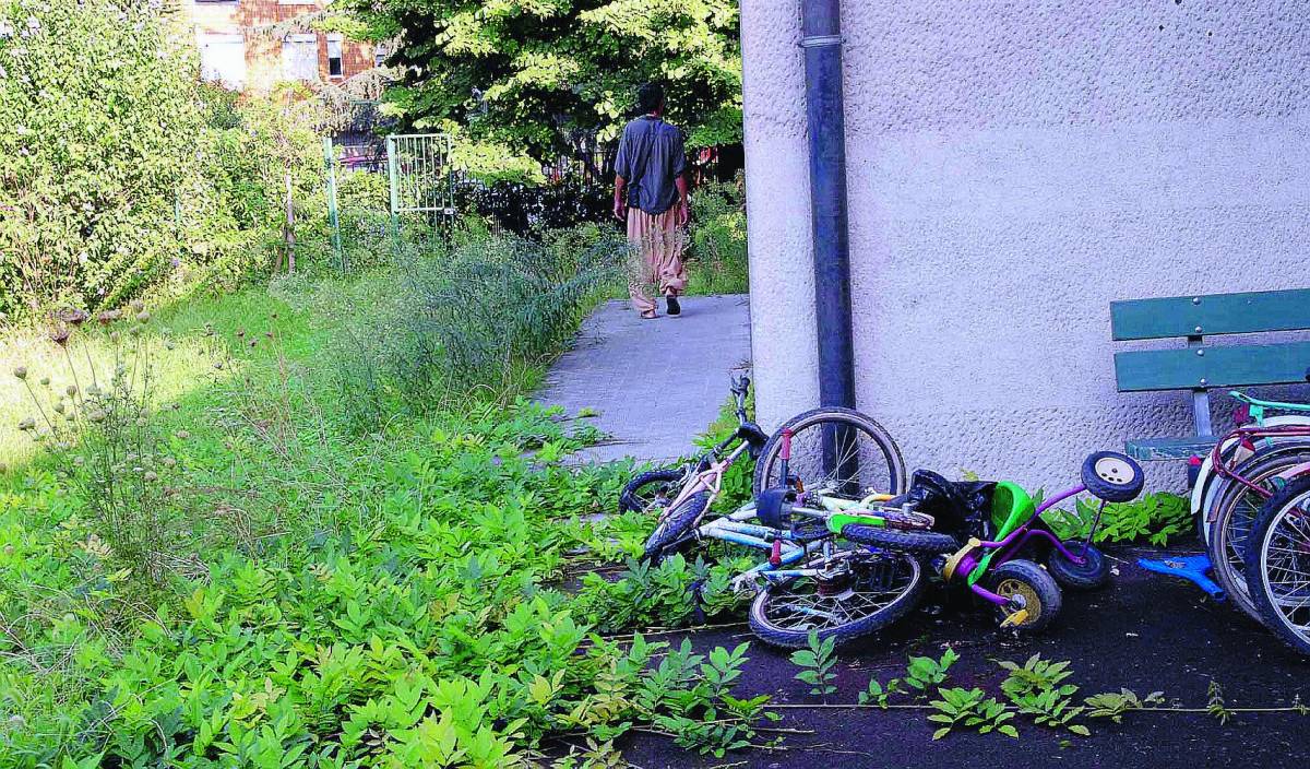 Campo rom di fianco all’asilo, mamme in catene