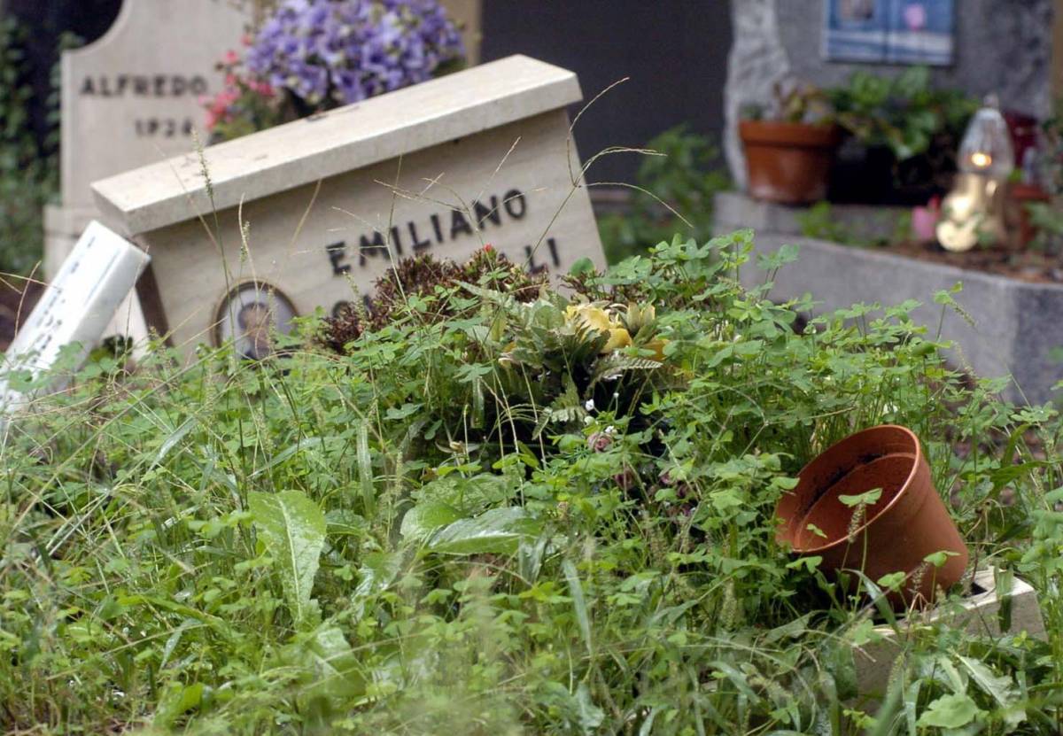 Al cimitero si rischia anche l’aggressione davanti alle tombe