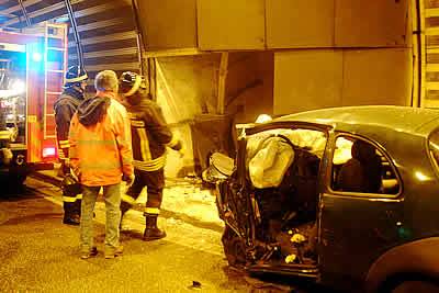 Lecco, scontro e fuoco 
nel tunnel: è panico  
Due i morti, 127 i feriti