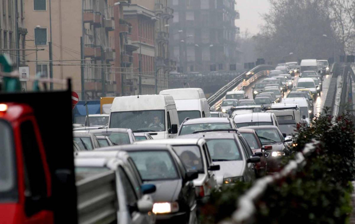 Traffico, calore, smog 
Italia, è allarme clima: 
"Servono 50 miliardi"