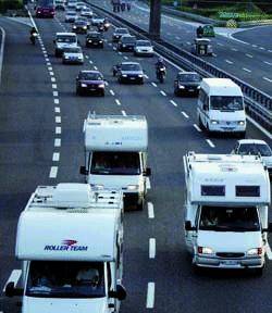 Banda di zingari attiva in autostrada con la scusa del «retrovisore  rotto»