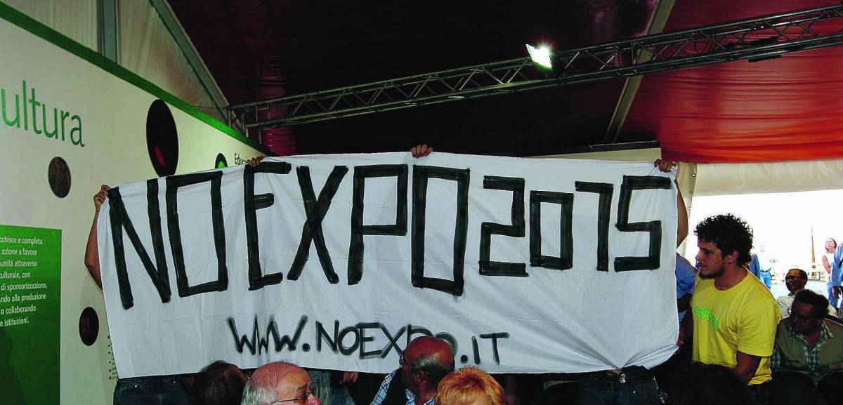 Critico il presidente della Provincia Penati: «Vengo da una sinistra che vuole cambiare il mondo, non da quella che ha paura delle sfide» L’Expo 2015 nel mirino dei no global Alla Festa dell’Unità, 30 contestatori srotolano davanti al sindaco uno str