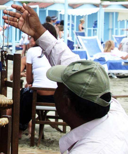 Fine stagione, vu’ cumprà ammanettati in spiaggia