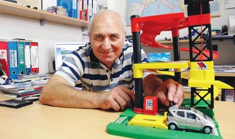 "La benzina? Non ci servirà mai più. Raffino i rifiuti al posto del petrolio"