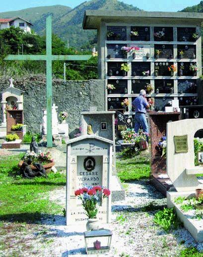 A Coronata manca il personale ma la pulizia regna tra le tombe