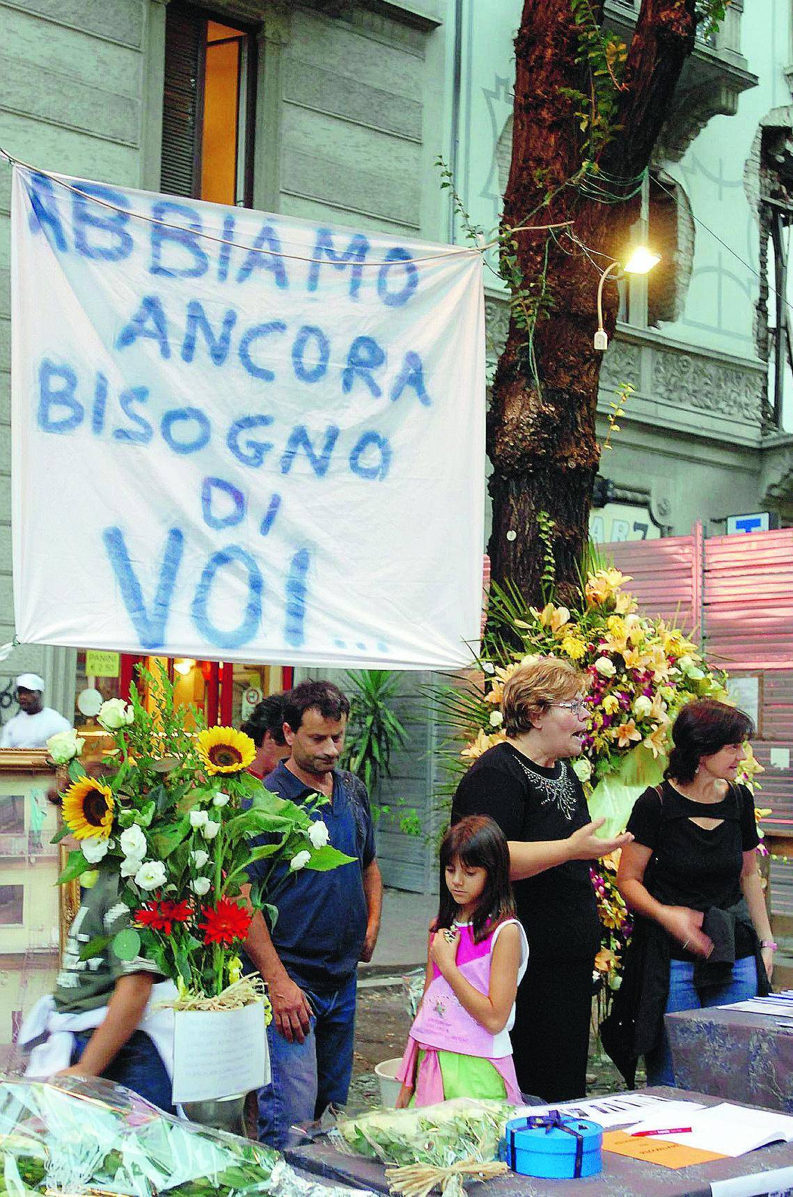 Via Lomellina chiede ancora aiuto: «Due milioni per tornare a casa»