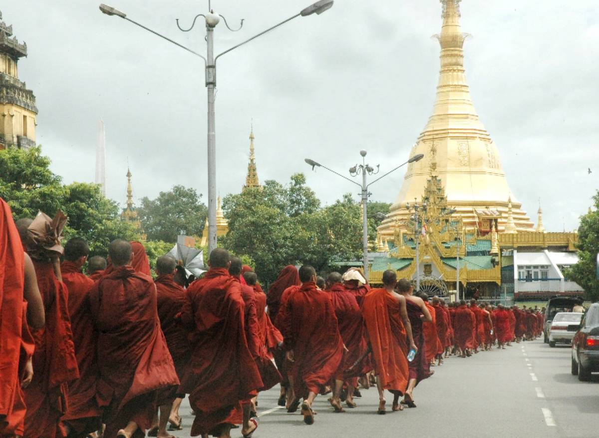 Myanmar, terzo giorno di protesta dei monaci buddisti