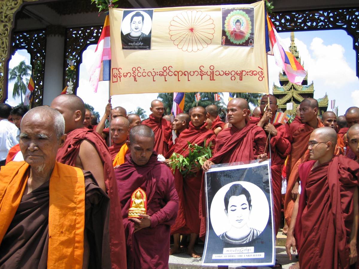 Myanmar, la polizia 
carica i bonzi. 
Circondati i templi