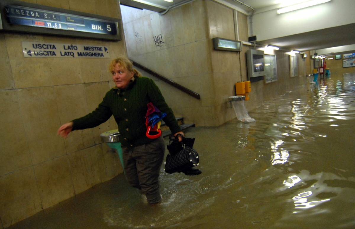 Maltempo in tutto il Nord 
Venezia finisce sott'acqua