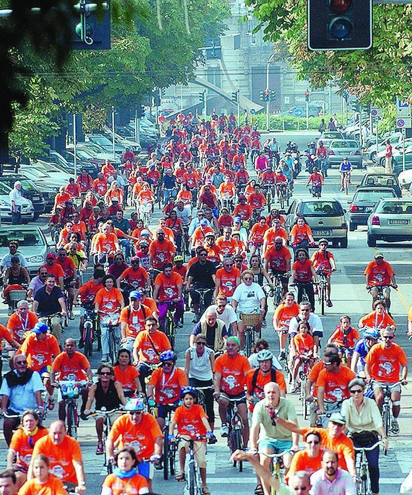 Milano che pedala tutti in bici per una domenica