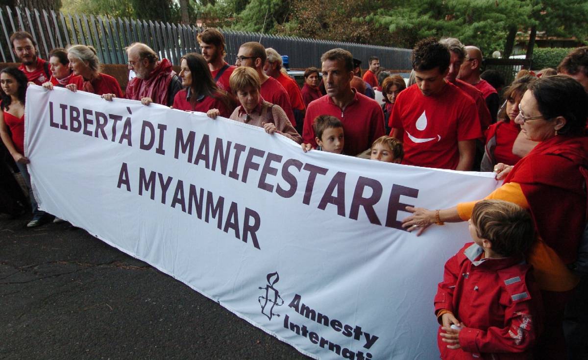 Birmania, tutti in rosso per dire basta alla repressione