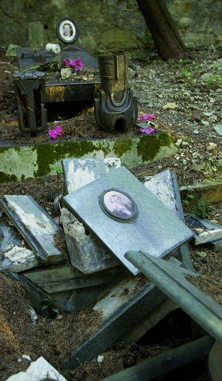 Non solo degrado: andare al cimitero di Staglieno fa paura