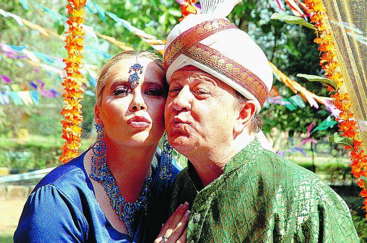 Il deputato Boldi va in India poi diventa un padre-nonno