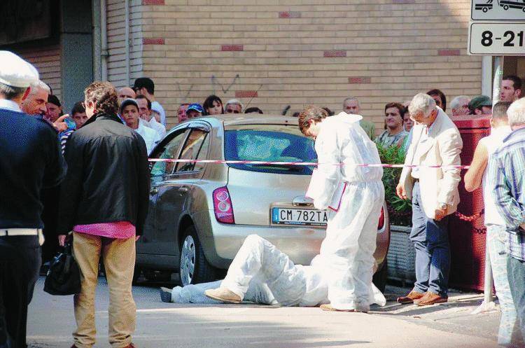 Tabaccaio ucciso in strada per settemila euro