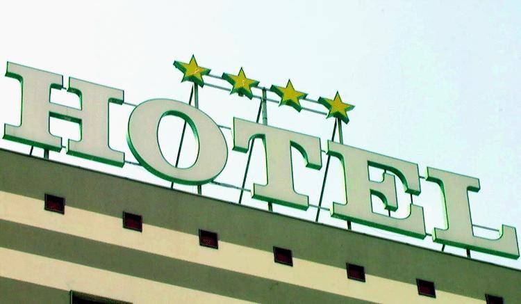 Hotel, bagno e tv in camera per la legge sono un optional