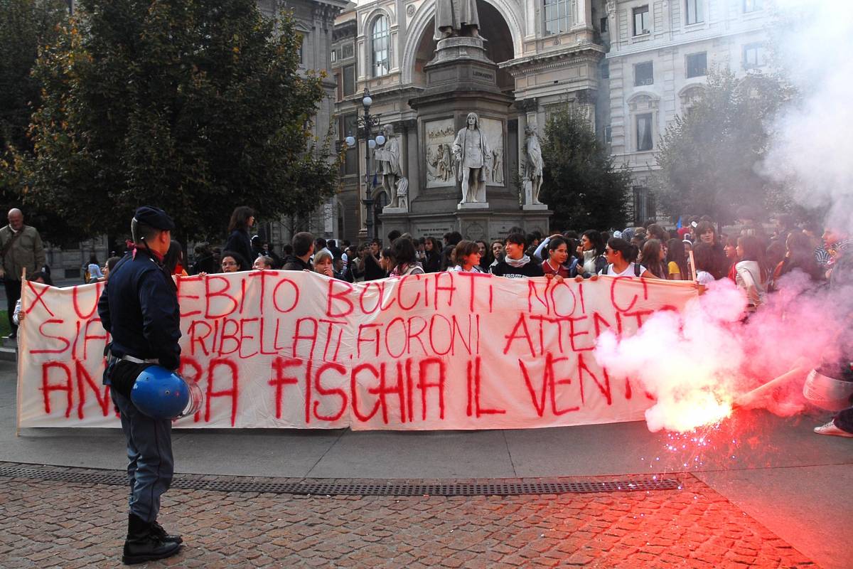 Studenti, 100mila nelle piazze 
A Napoli scritte contro il Papa