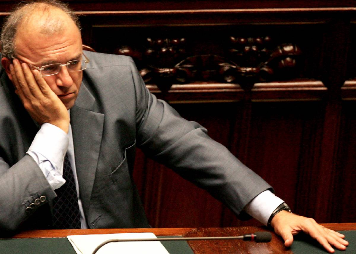 Storace: "Napolitano fazioso e indegno". 
E' bufera politica