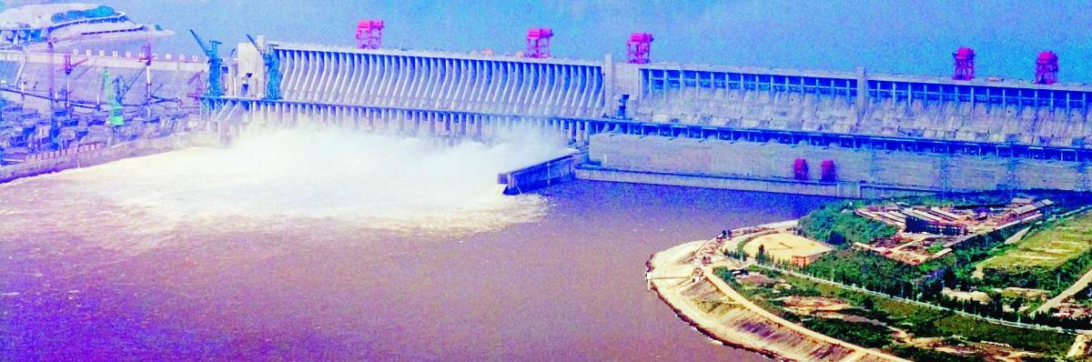 La super diga rossa fa acqua In 4 milioni costretti alla fuga