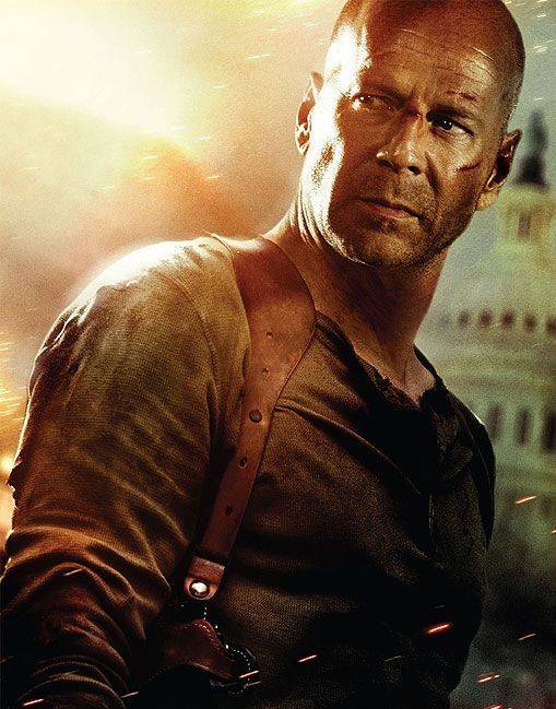 Bruce Willis non molla: "Ho un filo di pancia ma sono ancora macho"