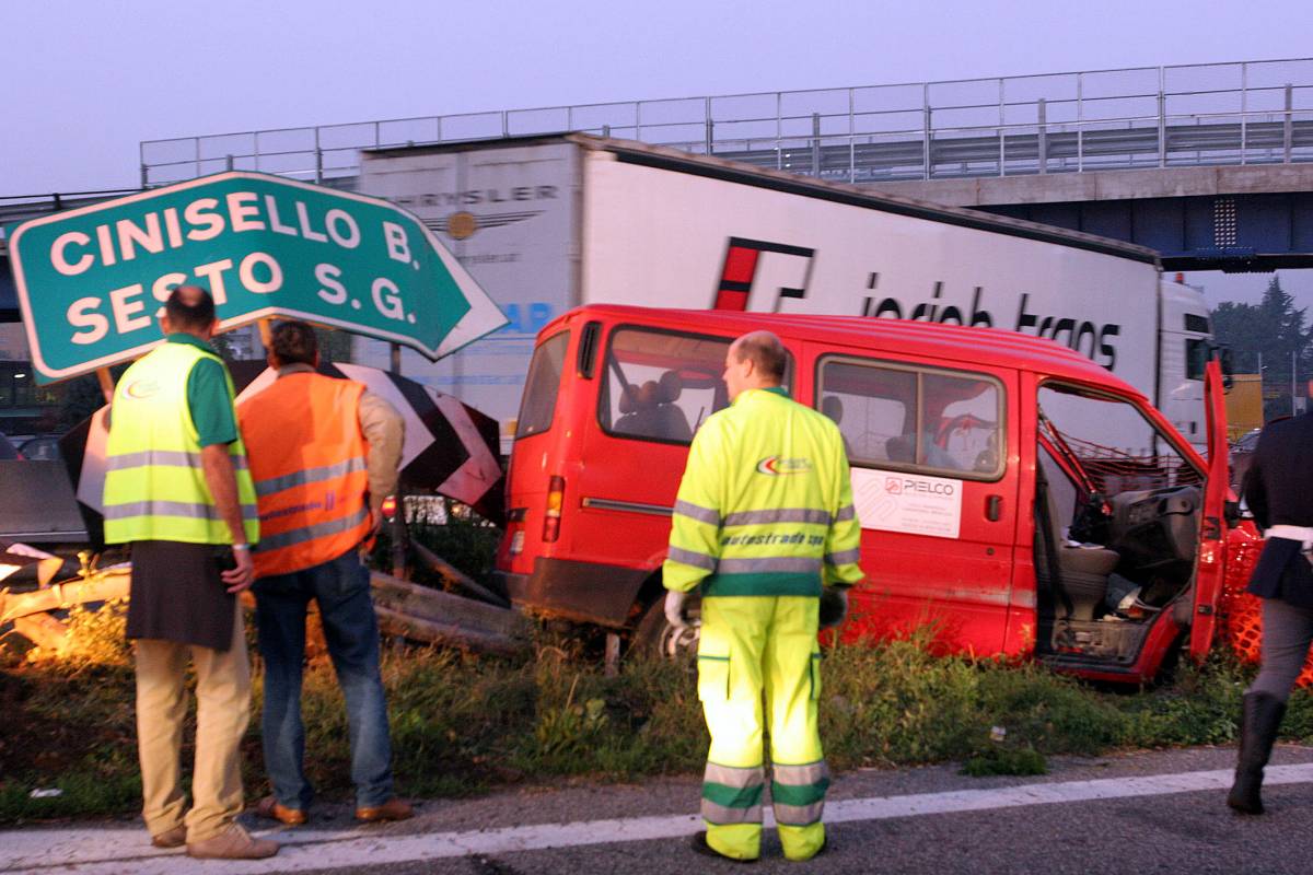Tir perde ruota: un morto, tre feriti 
E' caccia all'autista che è fuggito
