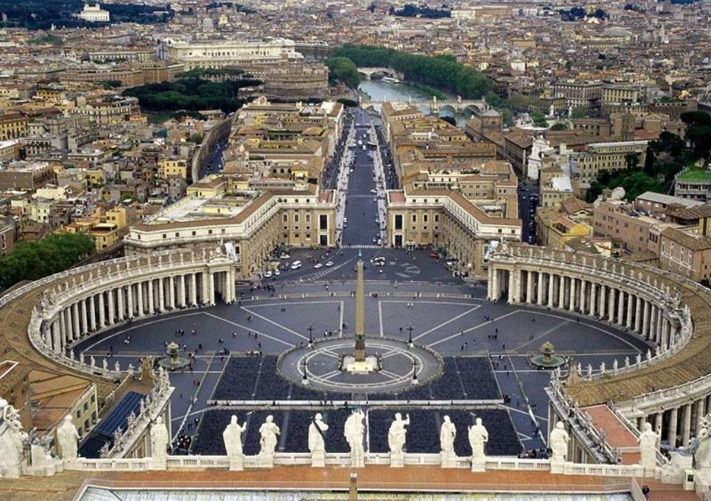 Francese nudo e ubriaco  
suona una campana al Vaticano