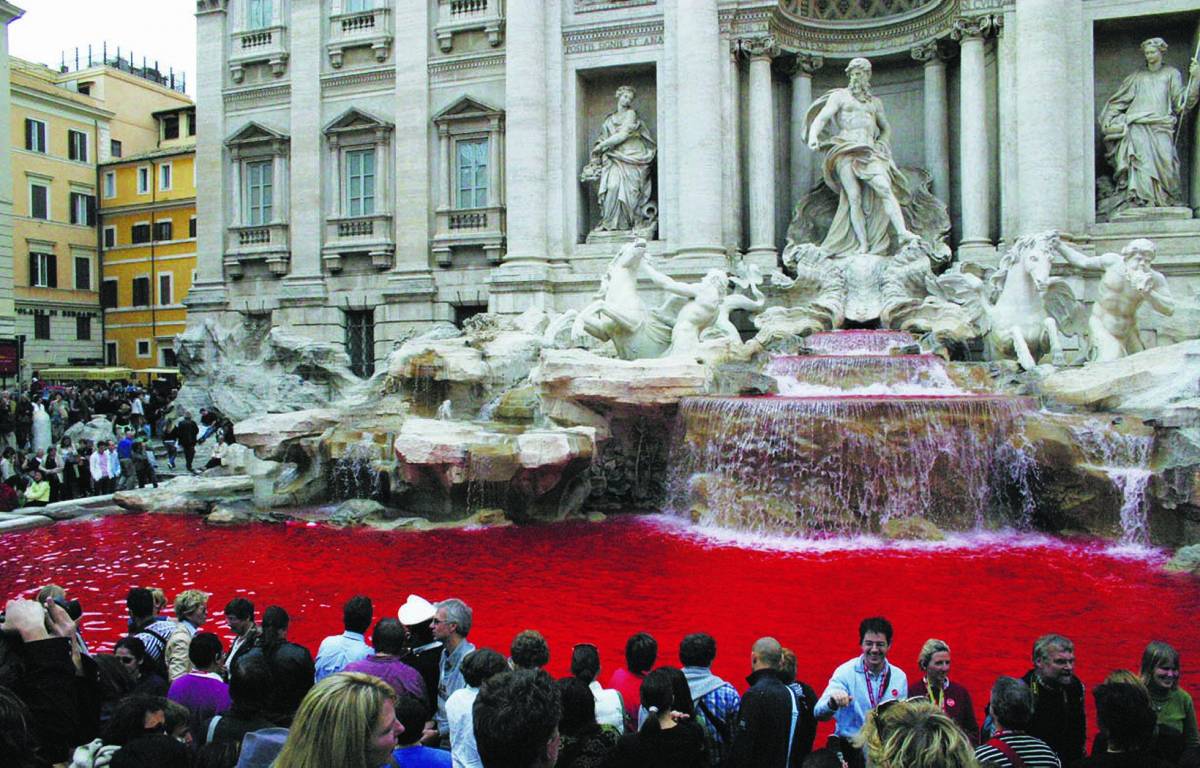 LA FONTANA DI TREVI ROSSA CONTRO VELTRONI