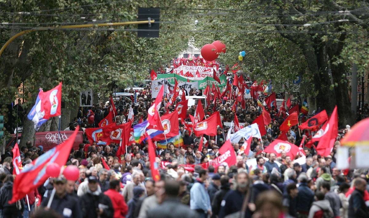 In piazza i "vaffa" della sinistra contro Prodi e i sindacati