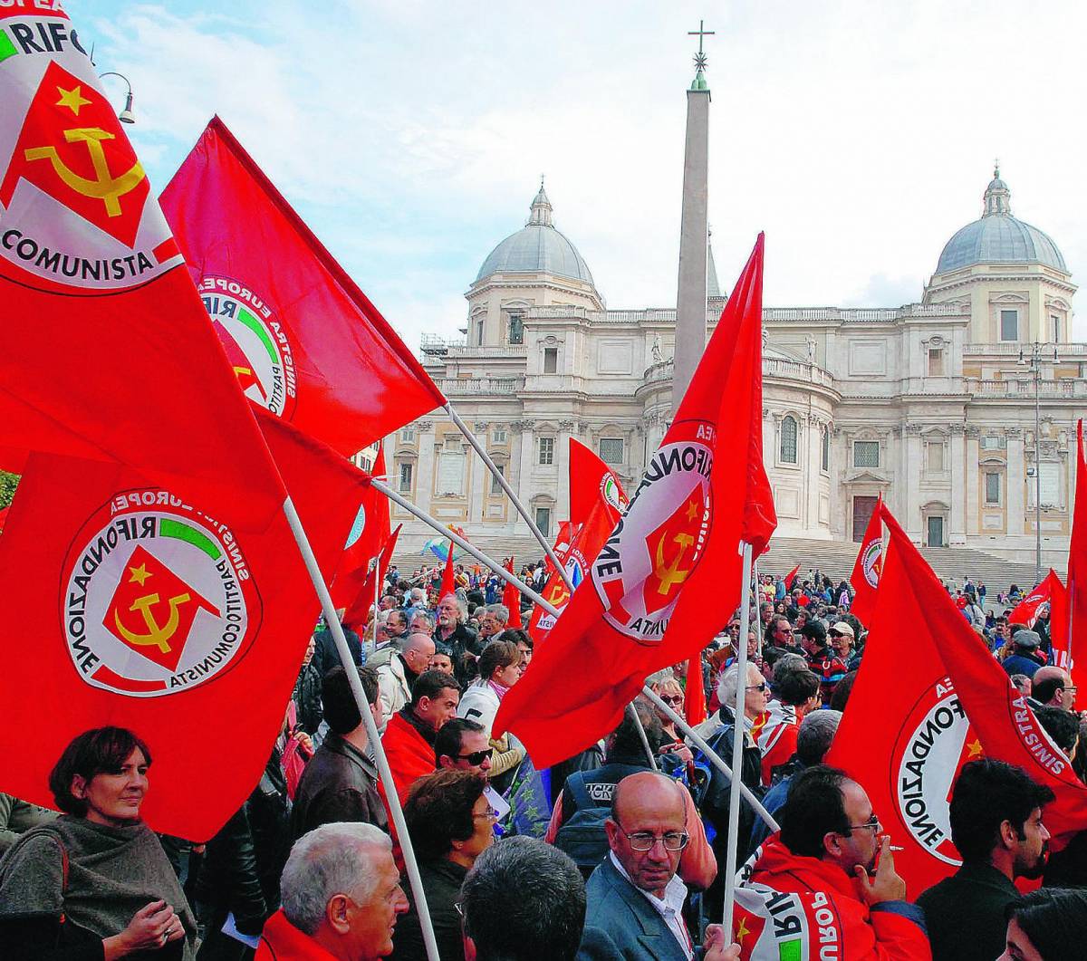 Blitz dei giovani comunisti: rissa al convegno pro Biagi