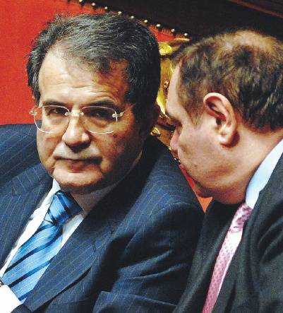 Prodi: "Io resto e non traballo" 
Berlusconi: "A casa tra un mese"