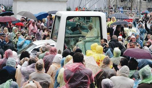 Il Papa: "Qui la violenza è diventata normalità"
