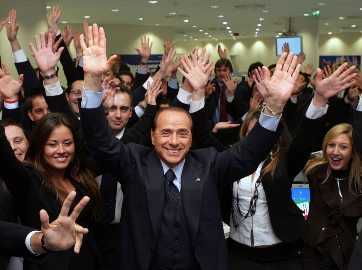 Berlusconi: in piazza contro Prodi 
Bossi: governo finito, presto al voto