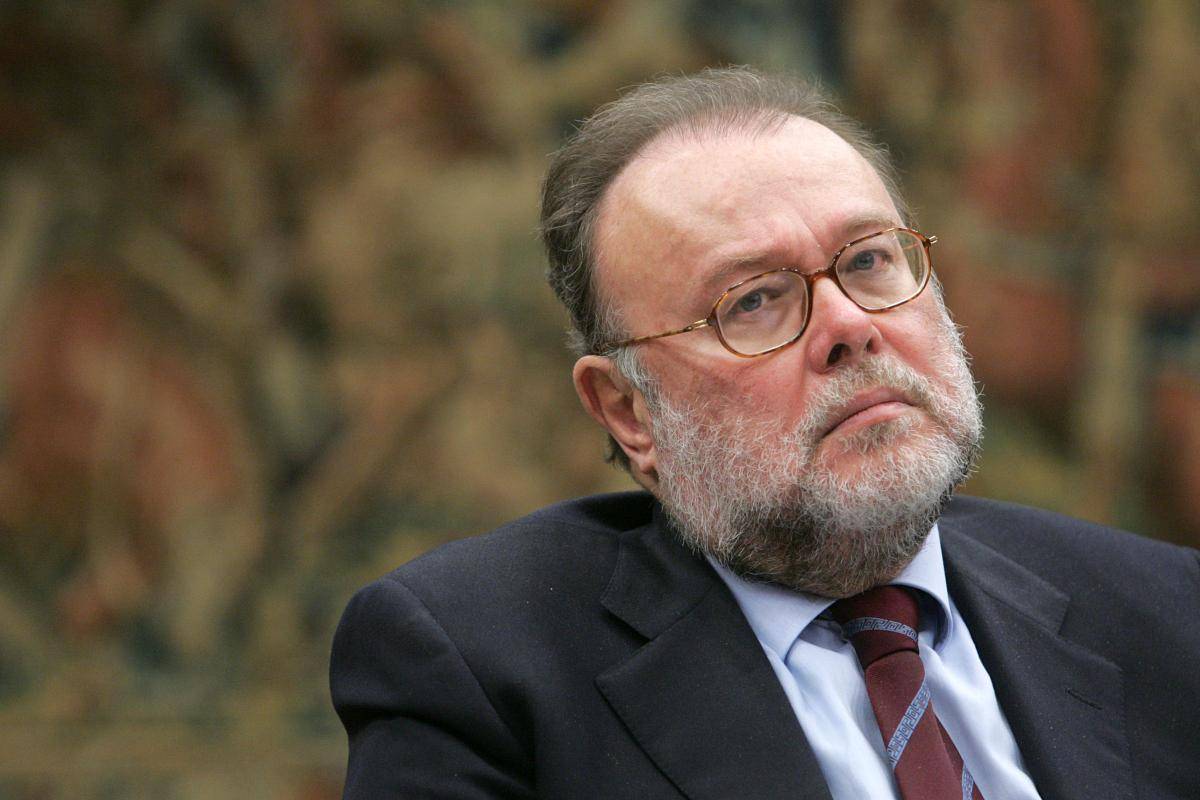 Rai, la Vigilanza sfiducia Petruccioli 
Ma lui resiste: "Non mi dimetto"