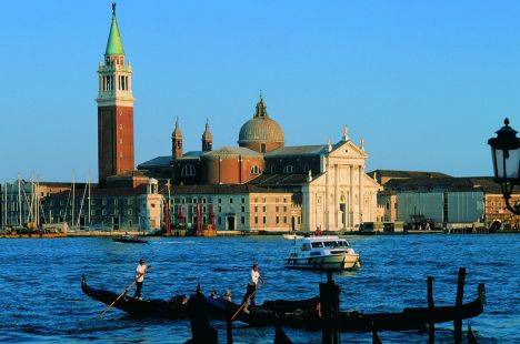 Coppia di fidanzatini fugge  
di casa per una notte a Venezia