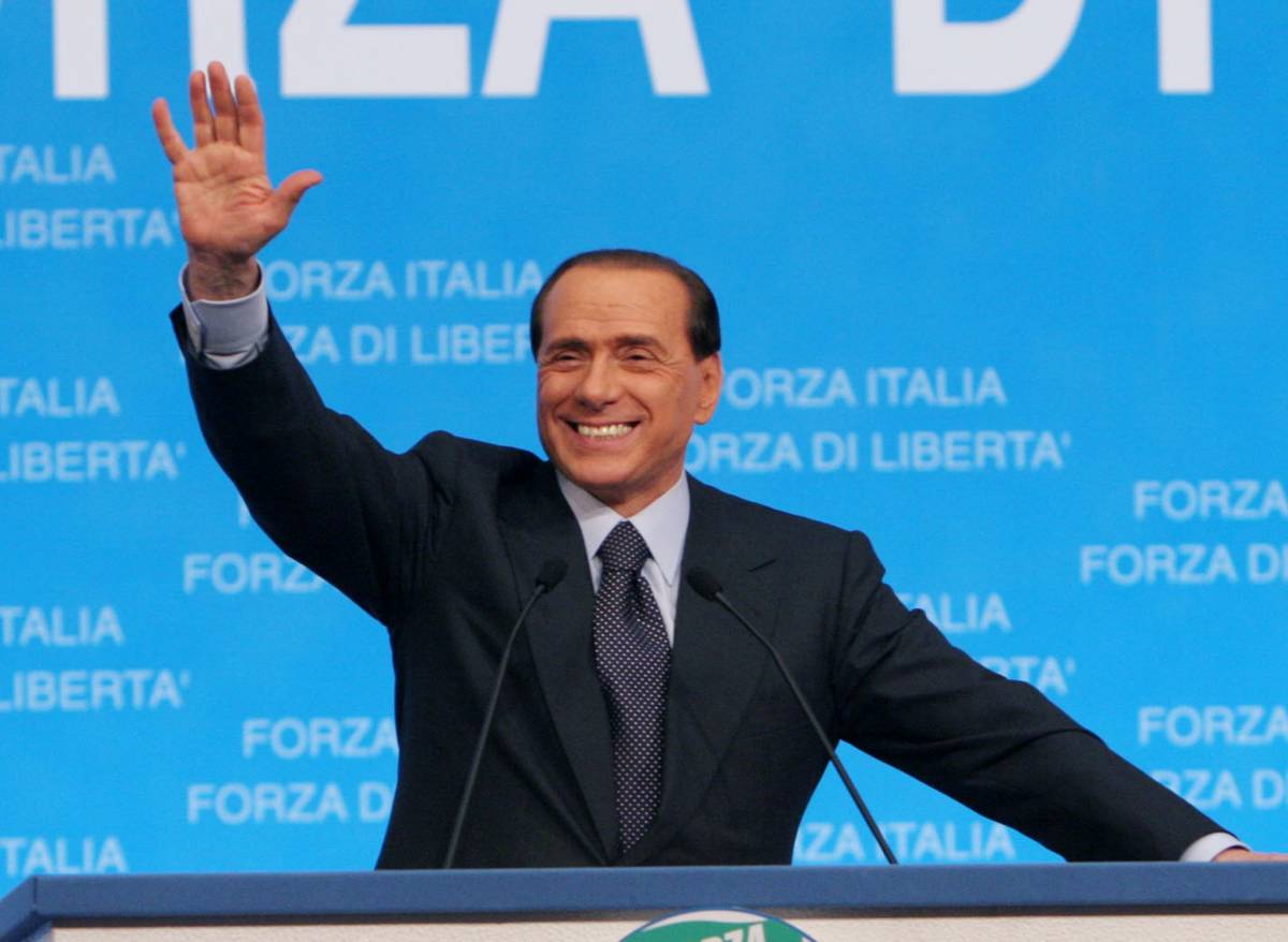 Berlusconi, segnale al Colle: 5 milioni di firme per il voto