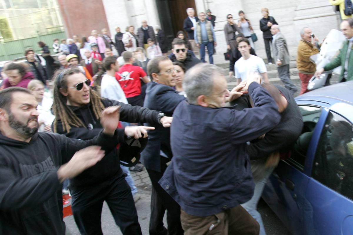 Beatificati i martiri spagnoli 
Assalto no global, maxirissa
