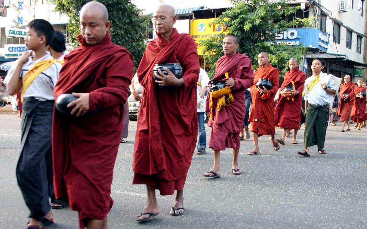 Birmania, i monaci buddisti tornano a sfilare in piazza