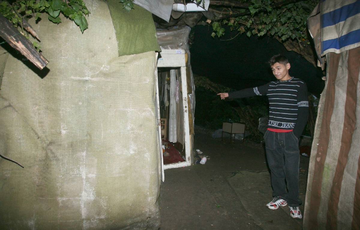 Roma, violentata e torturata 
"Subito le espulsioni" 
Il governo fa retromarcia